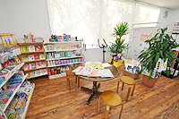 漢方薬をはじめ、健康食品(サプリメント)、OTC、自然化粧品、処方調剤や日用雑貨